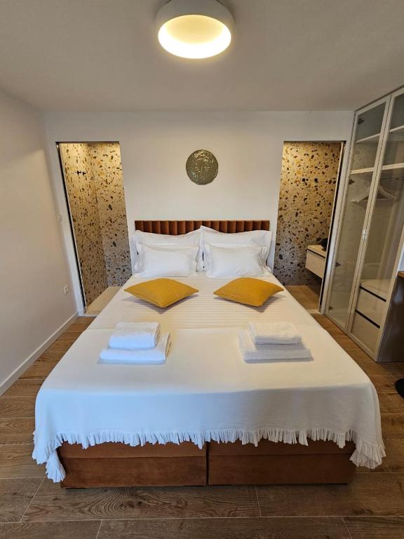 Postel nebo postele na pokoji v ubytování Hedonist Hvar with jacuzzi
