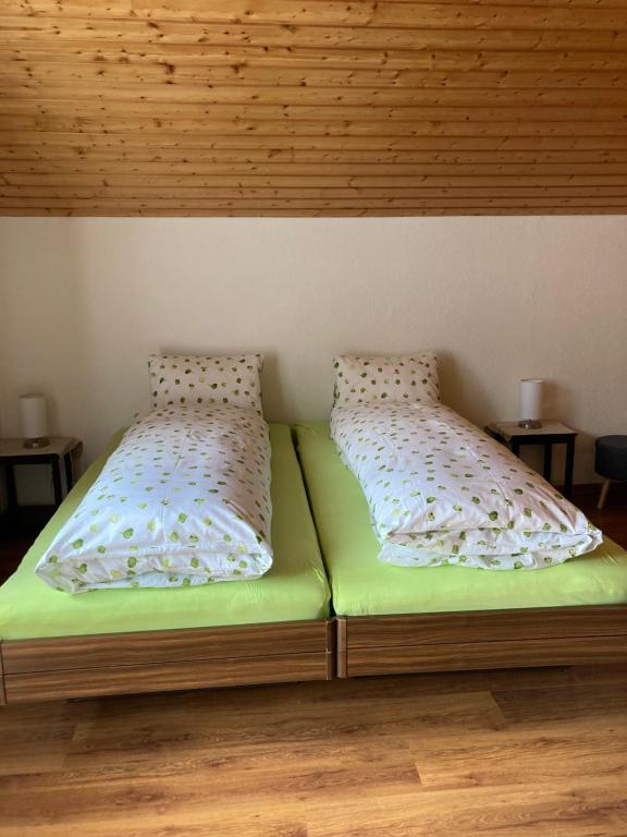 Postel nebo postele na pokoji v ubytování Haus Dorfblick