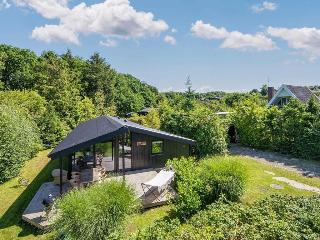 una casa con cenador en un jardín en 6 person holiday home in Glesborg-By Traum, en Glesborg