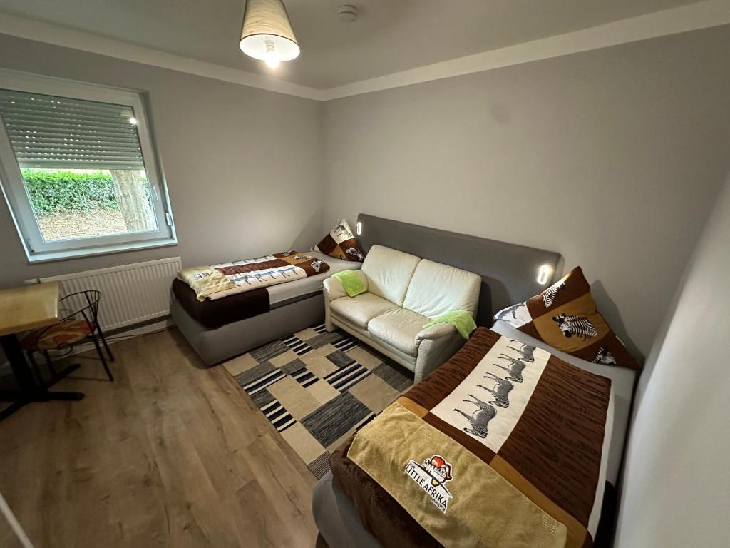 Posezení v ubytování Monteur & Ferien Wohnung 2