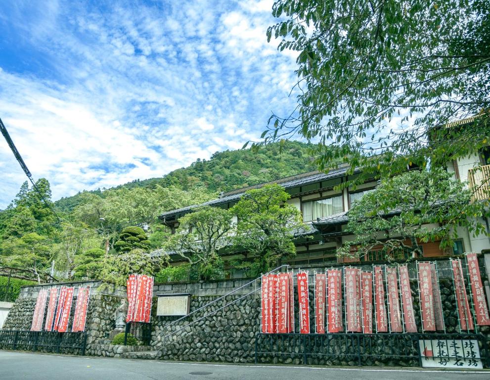 Nespecifikovaný výhled na hory nebo výhled na hory při pohledu z hotelu