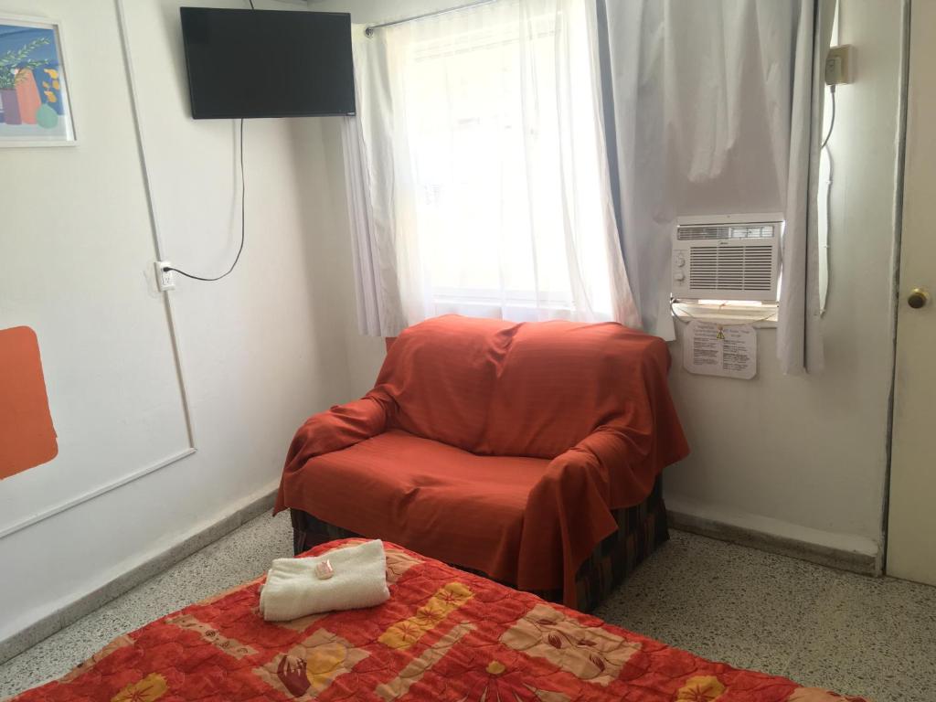 Телевизор и/или развлекательный центр в Habitacion con aire acondicionado y sofa en Departamento en el Centro Estacionamiento