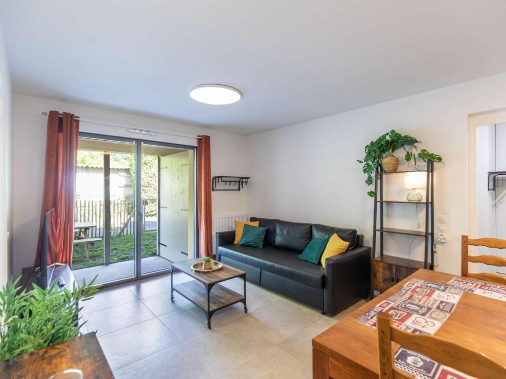 un salon avec un canapé et une table dans l'établissement Appartement T3, terrasse, parking, animaux acceptés, proche télécabine et centre de Cauterets - FR-1-401-305, à Cauterets