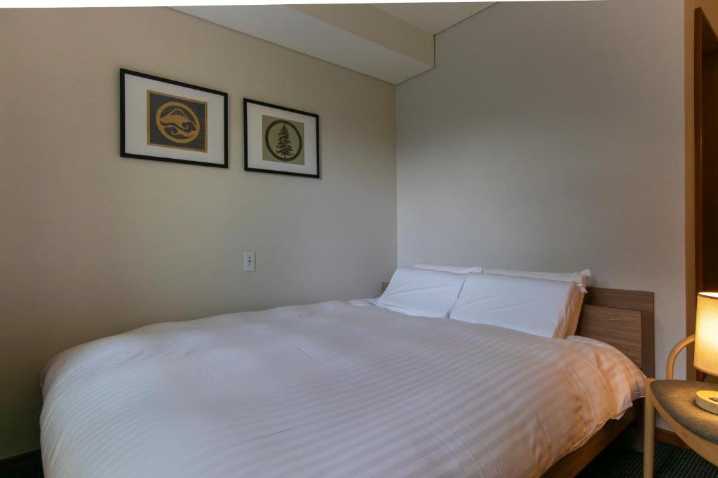 Uma cama ou camas num quarto em Fujiyama Inn Conifer