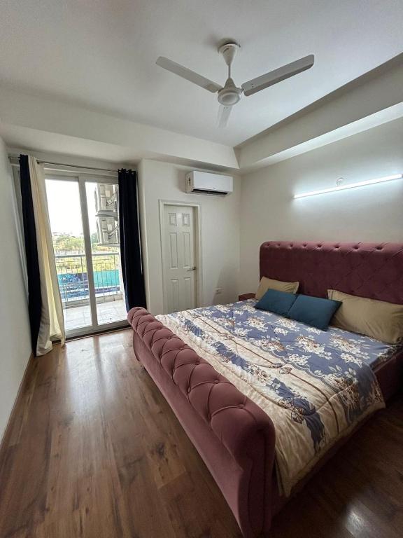Flat in Wave estate - Three-Bedroom Apartment