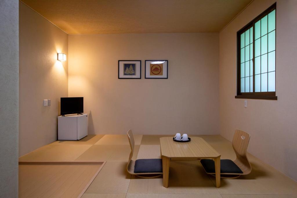Uma televisão e/ou sistema de entretenimento em Fujiyama Inn Conifer