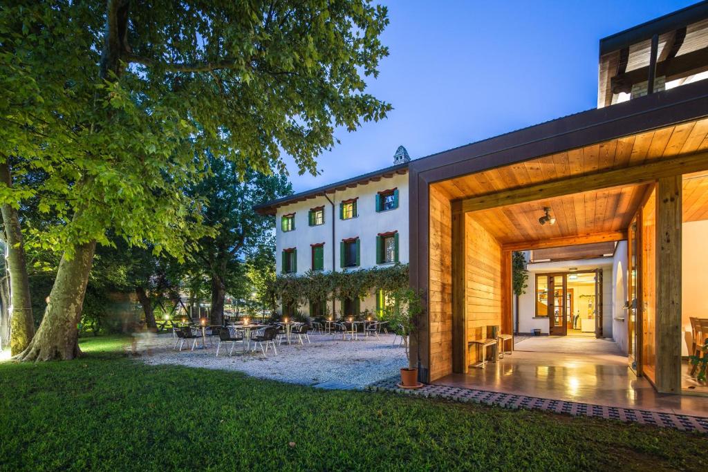 uma vista exterior de uma casa com um pátio em Hotel La Pergola em Lignano Sabbiadoro