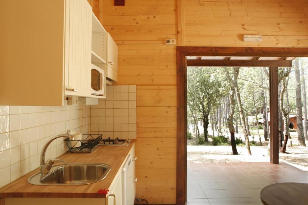 Kuchyň nebo kuchyňský kout v ubytování Camping Maçanet de Cabrenys