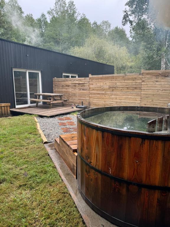 una bañera de hidromasaje en un patio con una valla de madera en Pucon Villarrica Aldea Molco, en Molco