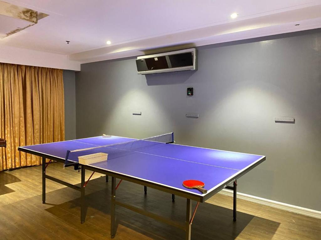 Stolní tenis v ubytování Jjimjbang hotel spa nebo okolí