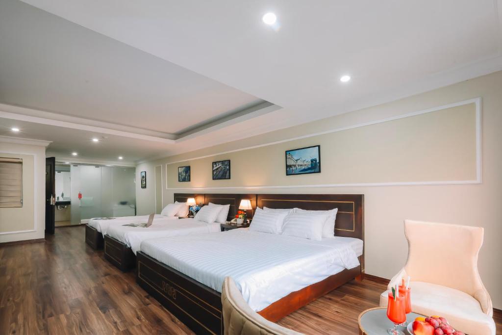 Postel nebo postele na pokoji v ubytování Hanoi Hotel & Spa