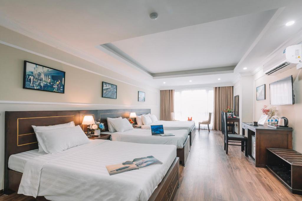 Postel nebo postele na pokoji v ubytování Hanoi Hotel & Spa