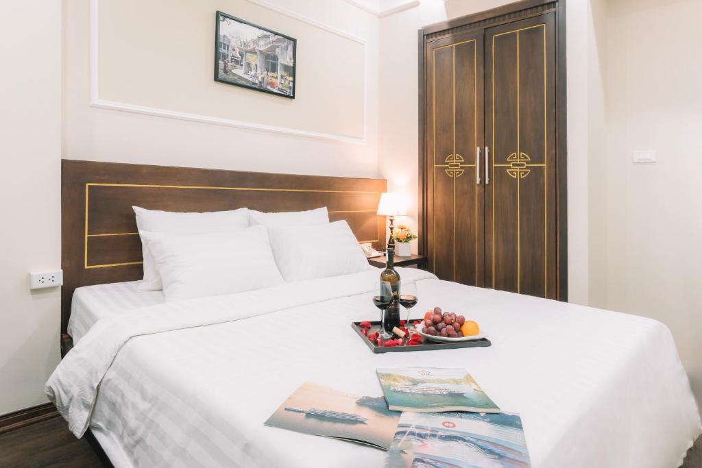 Postel nebo postele na pokoji v ubytování Hanoi Hotel & Spa