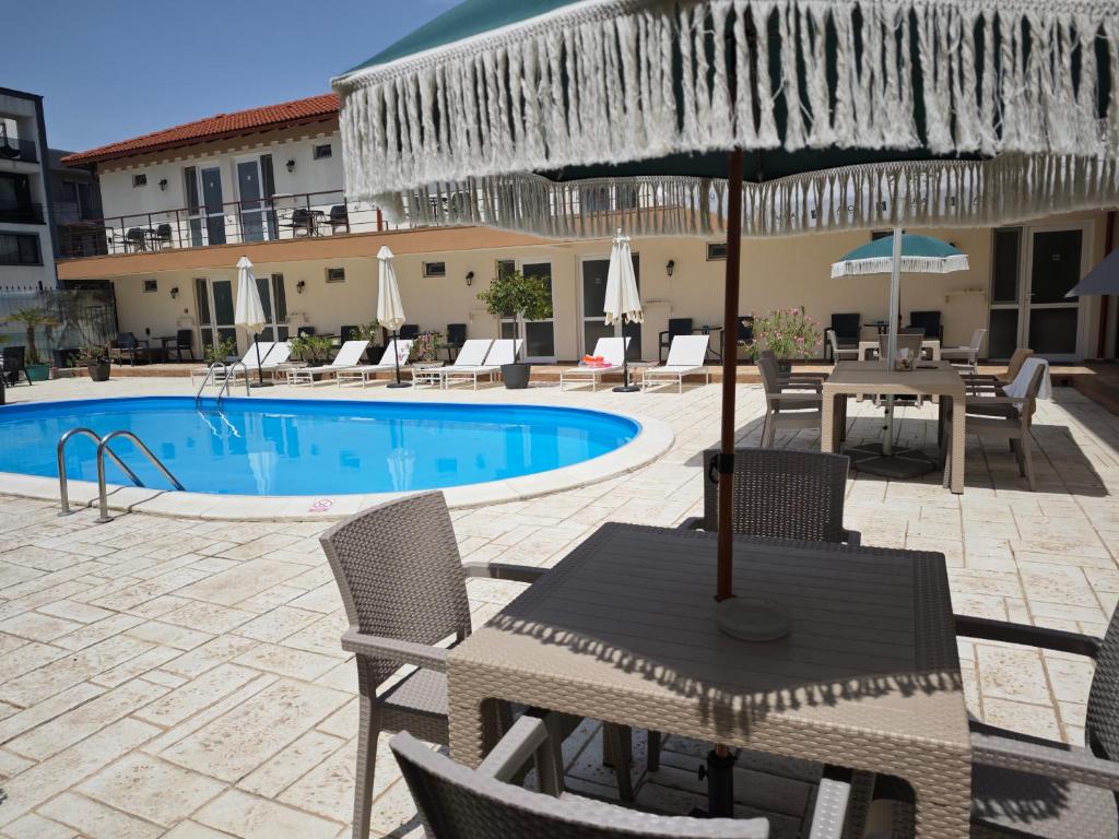 Bazén v ubytování Camere de închiriat Havana Beach nebo v jeho okolí