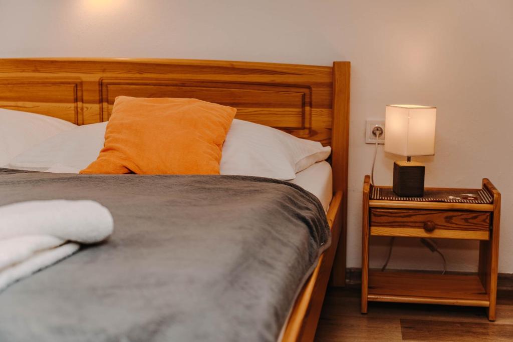 Postel nebo postele na pokoji v ubytování BILÍKOVA CHATA - Horský hotel