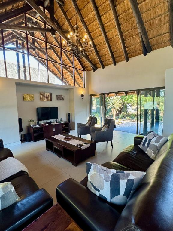 Posezení v ubytování Pangolin Game Lodge - Self Catering, incl 2 game drives per day