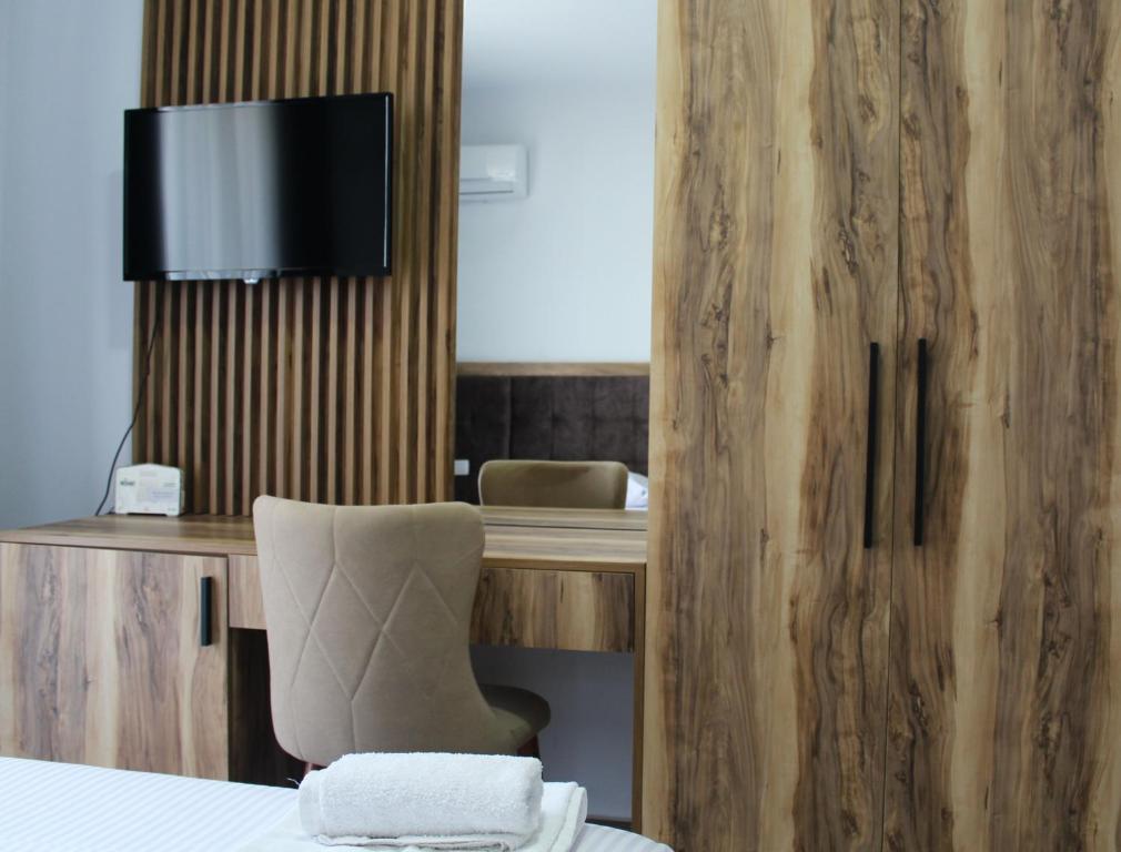 Uma televisão e/ou sistema de entretenimento em Hotel SUNSET Shengjin
