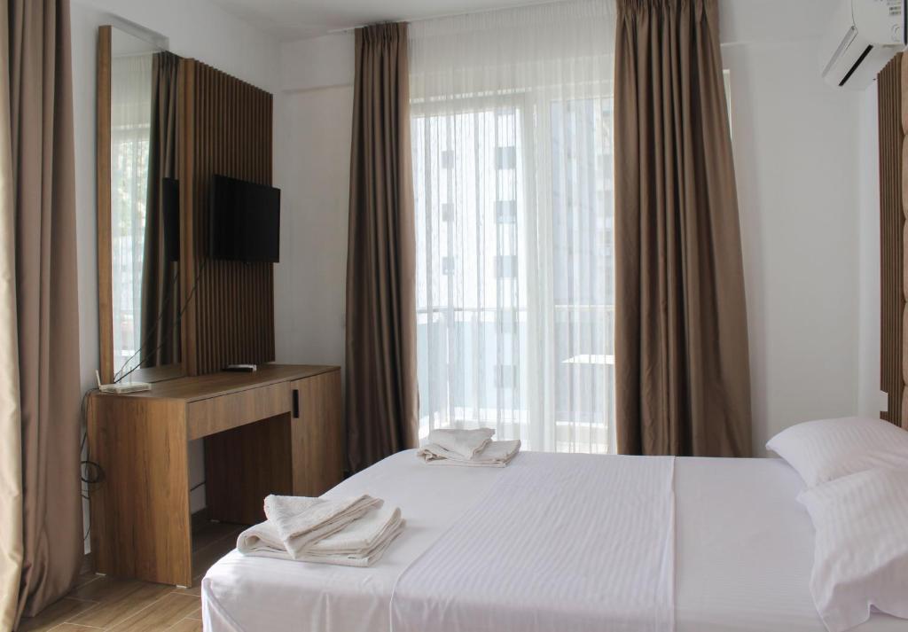 Uma cama ou camas num quarto em Hotel SUNSET Shengjin