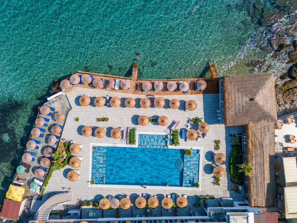 Bazén v ubytování Manolya Hotel nebo v jeho okolí