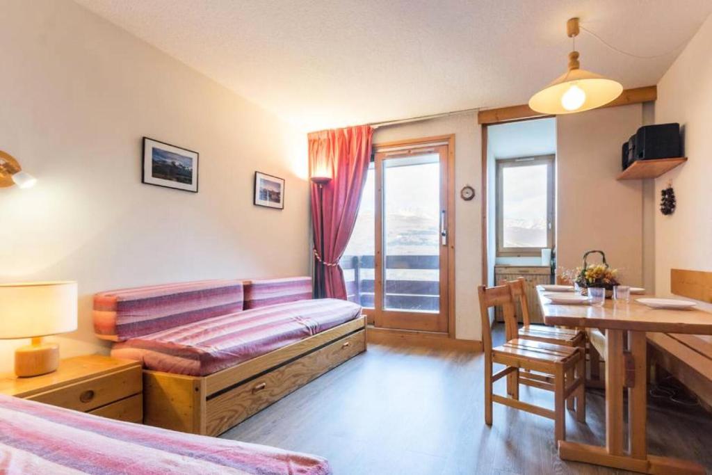 un salon avec un canapé et une table dans l'établissement Résidence La Pendule - Deux pièces sur le haut des Coches MAE-4984, à Aime La Plagne