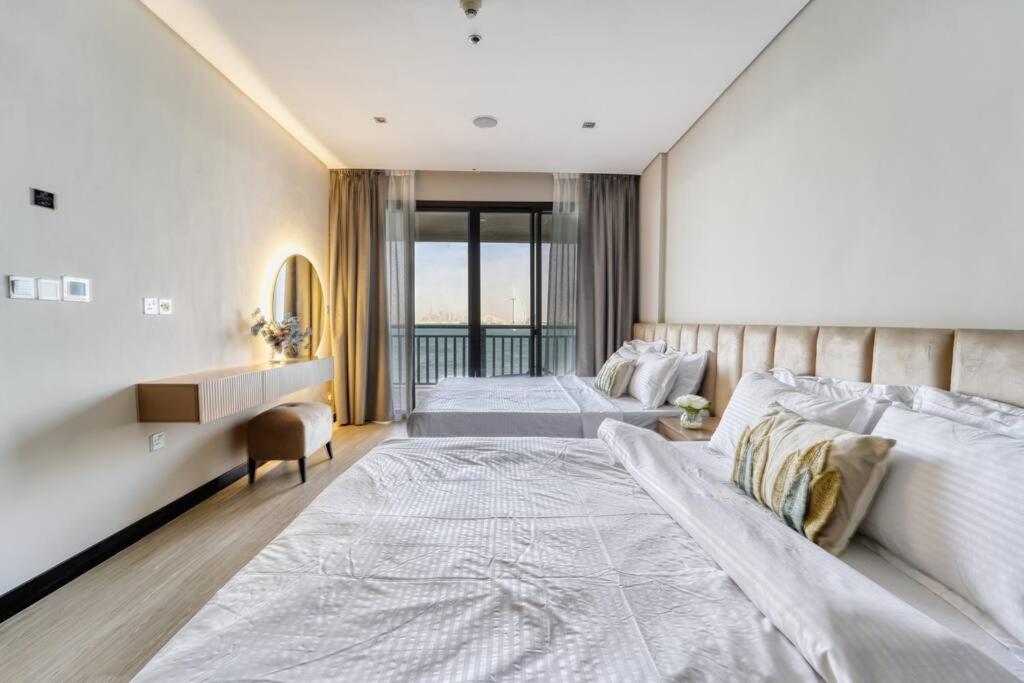 2 posti letto in camera d'albergo con un grande letto di FIRST CLASS 1BR Anantara The Palm Hotel a Dubai