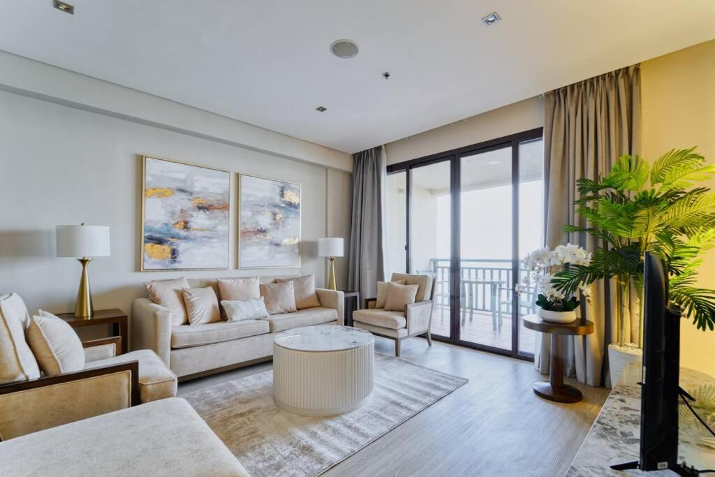 Area soggiorno di FIRST CLASS 1BR Anantara The Palm Hotel