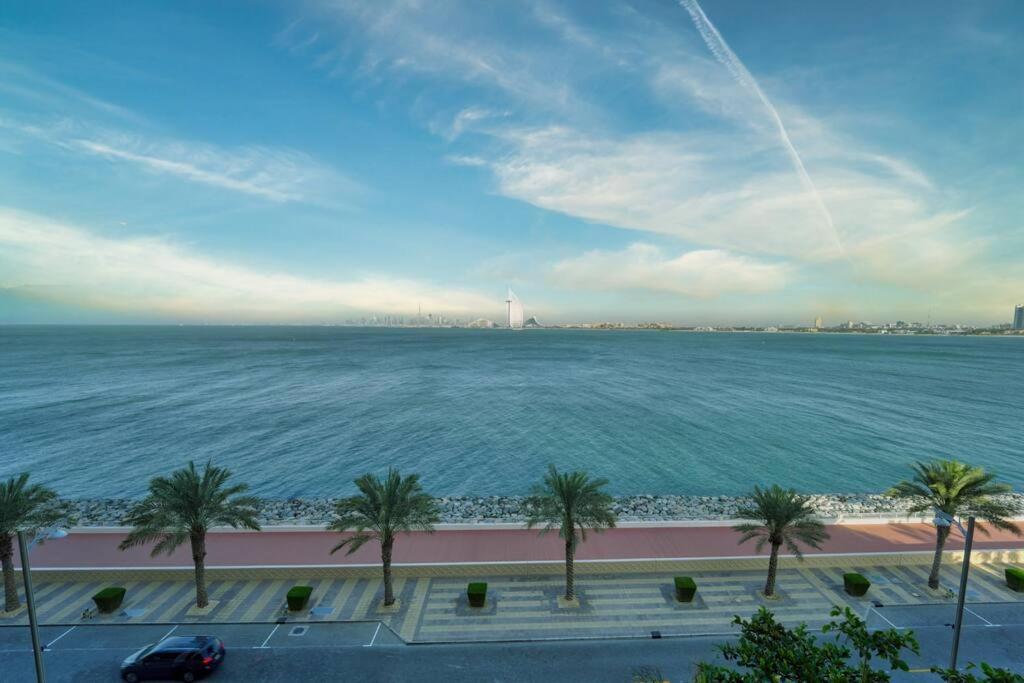Vista generica sul mare o vista sul mare dall'interno dell'appartamento