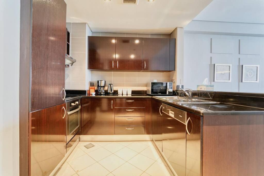 Cucina o angolo cottura di FIRST CLASS 1BR Anantara The Palm Hotel