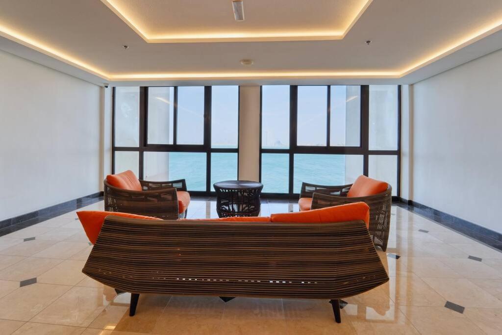Area soggiorno di FIRST CLASS 1BR Anantara The Palm Hotel