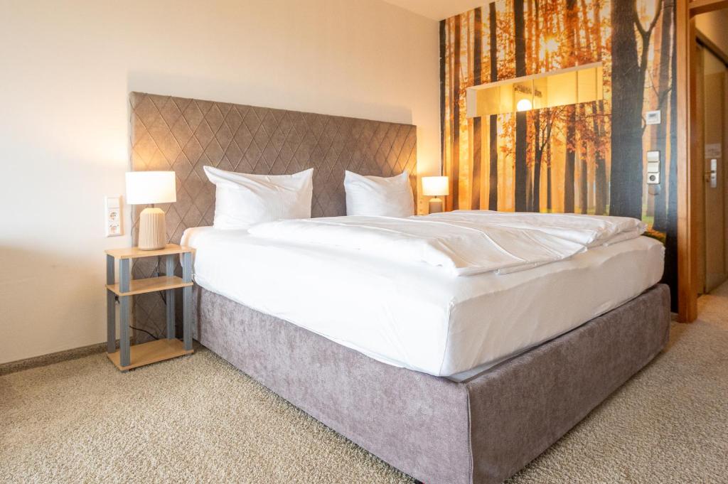 Postel nebo postele na pokoji v ubytování Bergseele Privat- & Retreathotel Schwarzwald