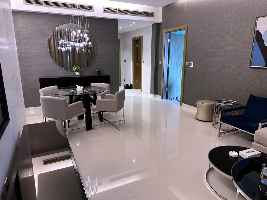 リヤドにあるبرج داماك الرياض DAMAC Towers Riyadhのテーブルと椅子のあるダイニングルーム
