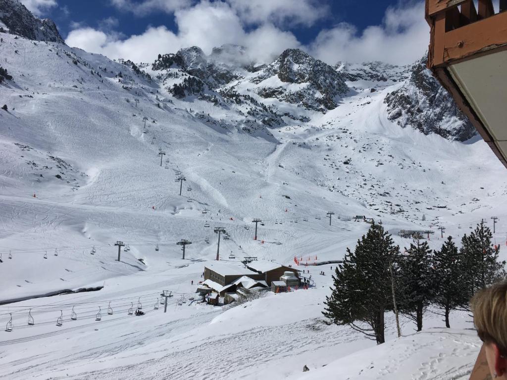 une montagne enneigée avec un lodge et une piste de ski dans l'établissement La Mongie Tourmalet, à Bagnères-de-Bigorre