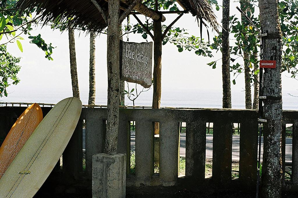 Ein Balkon oder eine Terrasse in der Unterkunft Bale Karang Cottages