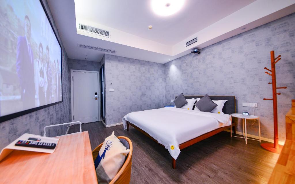 Postel nebo postele na pokoji v ubytování 笑脸里青年旅舍天府店