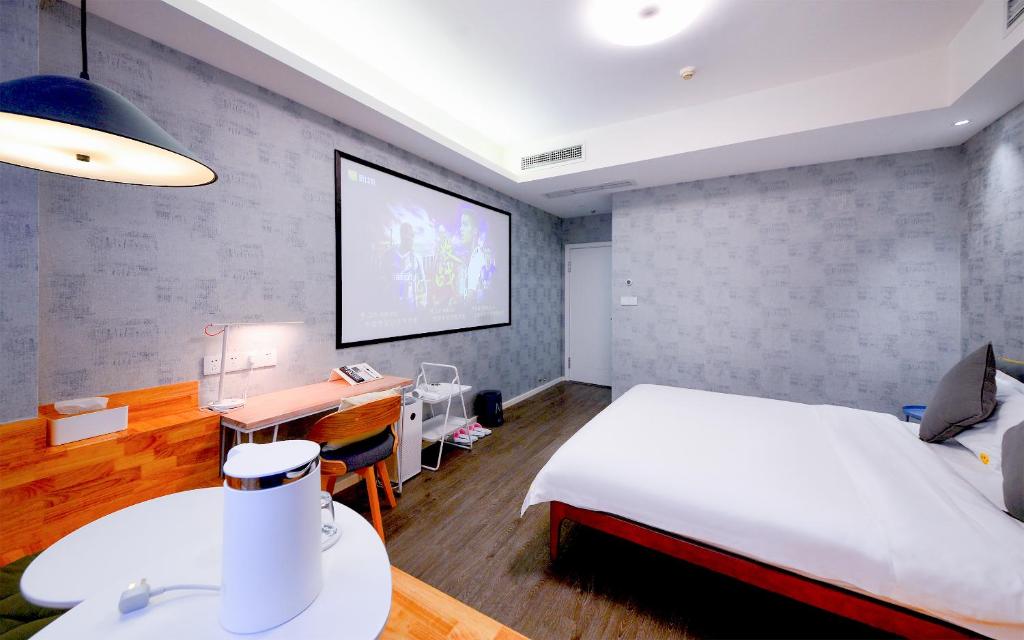 Postel nebo postele na pokoji v ubytování 笑脸里青年旅舍天府店