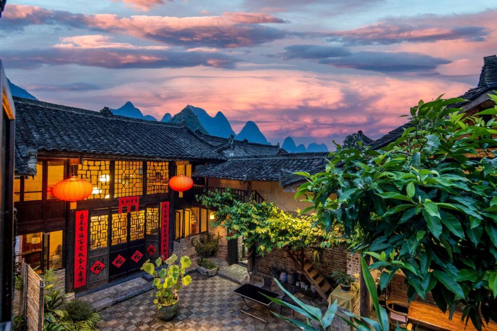 Pemandangan gunung umum atau pemandangan gunung yang diambil dari hotel