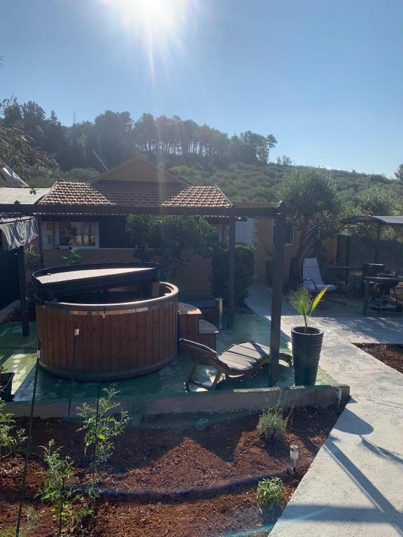 a garden with a hot tub and a table at Apartman Lea in Vela Luka