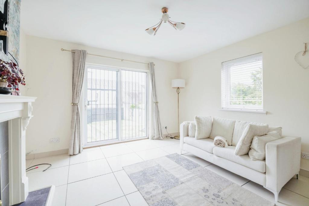 a white living room with a couch and a fireplace at Cosy Modern 2 bed Garden view appartment, Parking, TV Wifi in Aberdeen