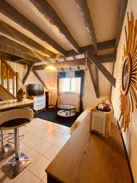 - un salon avec une table en bois dans l'établissement Le cocon de Lormont, à Lormont