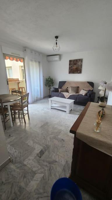 un salon avec un canapé et une table dans l'établissement 2 pièces,à 4 min a pieds de la mer, à Cagnes-sur-Mer