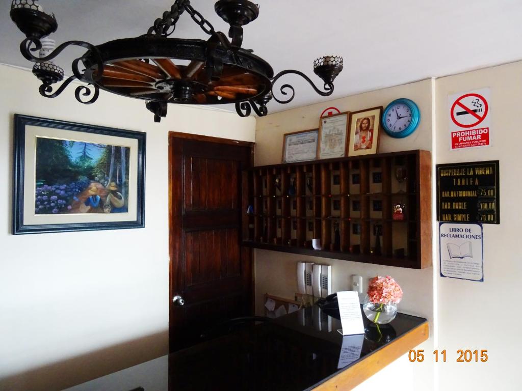 una lámpara de araña colgando sobre un mostrador en un restaurante en Hospedaje La Videna, en Lima
