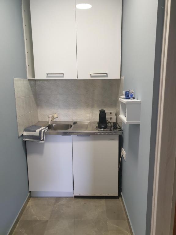 A kitchen or kitchenette at VILLA ARHONTIKO