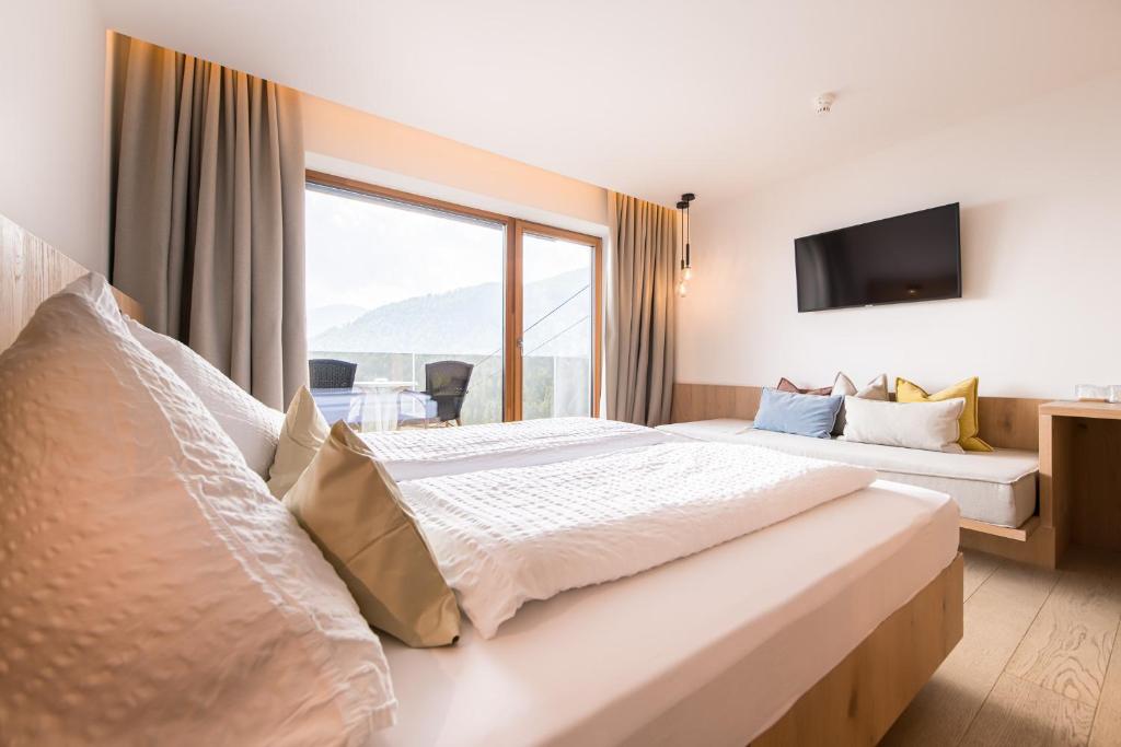 Postel nebo postele na pokoji v ubytování Kronplatz-Resort Hotel Kristall