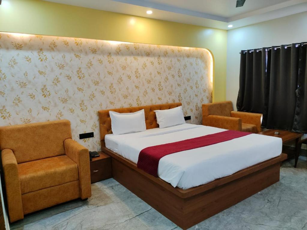 Postel nebo postele na pokoji v ubytování Shivanta Resort and Hotel