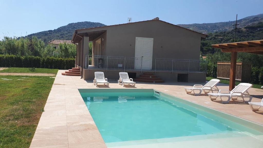 Bazén v ubytování VILLETTA LE PAVANE ISOLA D'ELBA nebo v jeho okolí