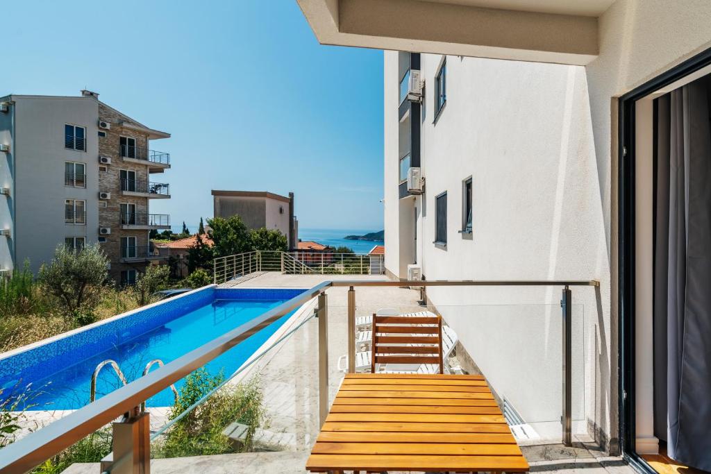 Kolam renang di atau dekat dengan Olive Tree Apartments by In Property