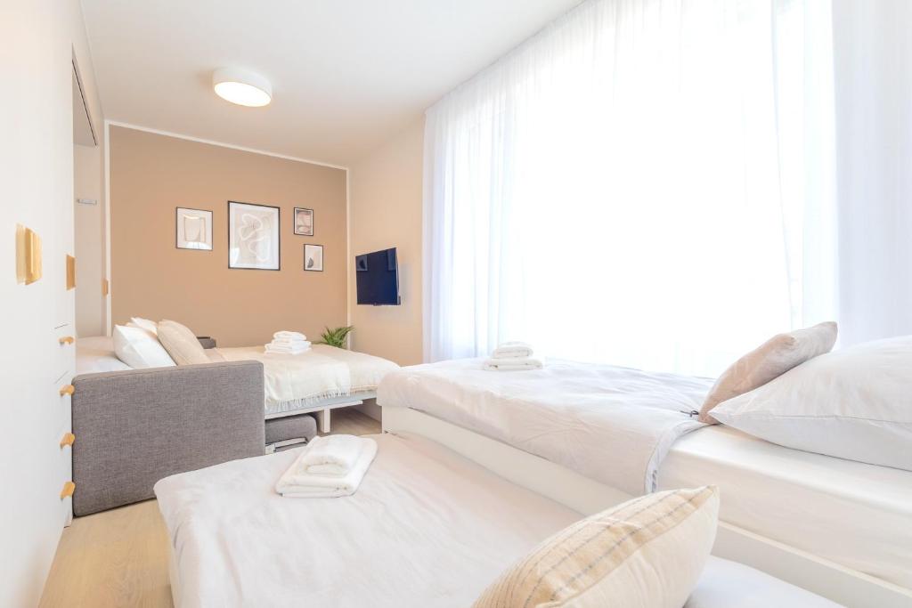 Postel nebo postele na pokoji v ubytování Bright 2BR - 7th floor, Balcony, Free Parking by Gravity Prague