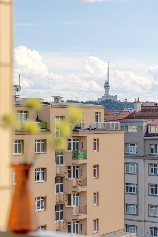 Nespecifikovaný výhled na destinaci Praha nebo výhled na město při pohledu z apartmánu
