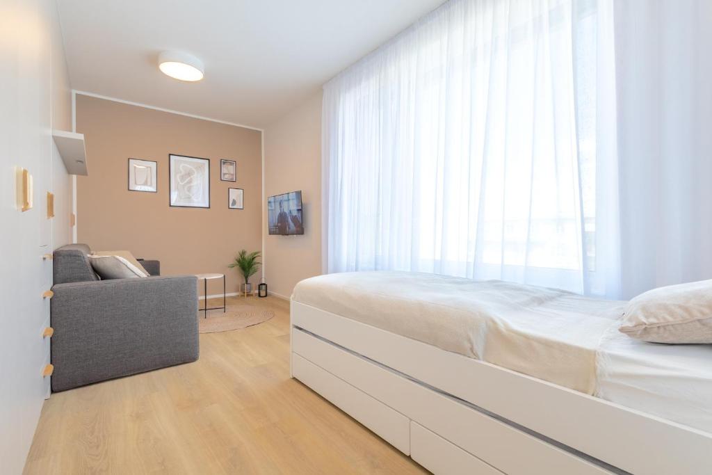 Postel nebo postele na pokoji v ubytování Bright 2BR - 7th floor, Balcony, Free Parking by Gravity Prague
