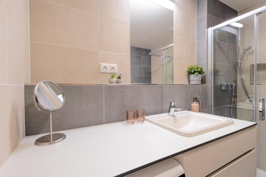 Koupelna v ubytování Bright 2BR - 7th floor, Balcony, Free Parking by Gravity Prague